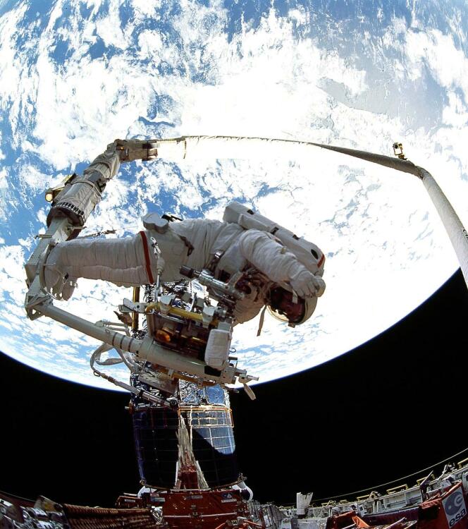 Hoffman spacewalking during Hubble Space Telescope repair